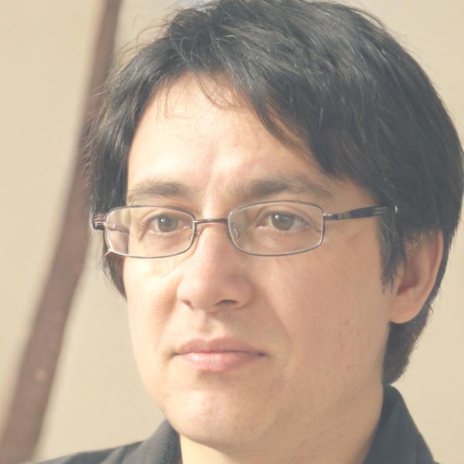 Instructor Malcolm Hendry teaching financial analysis